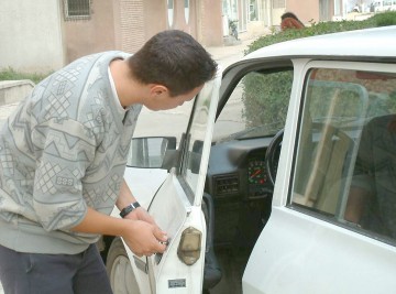 S-a trezit cu hoţii în maşină: doi minori de 13 ani